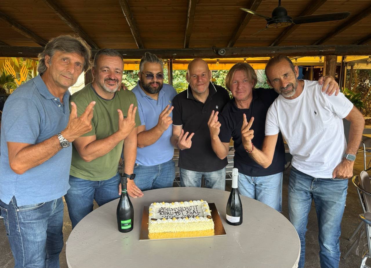Foto di gruppo di persone importanti nella storia del Real Fut5al
